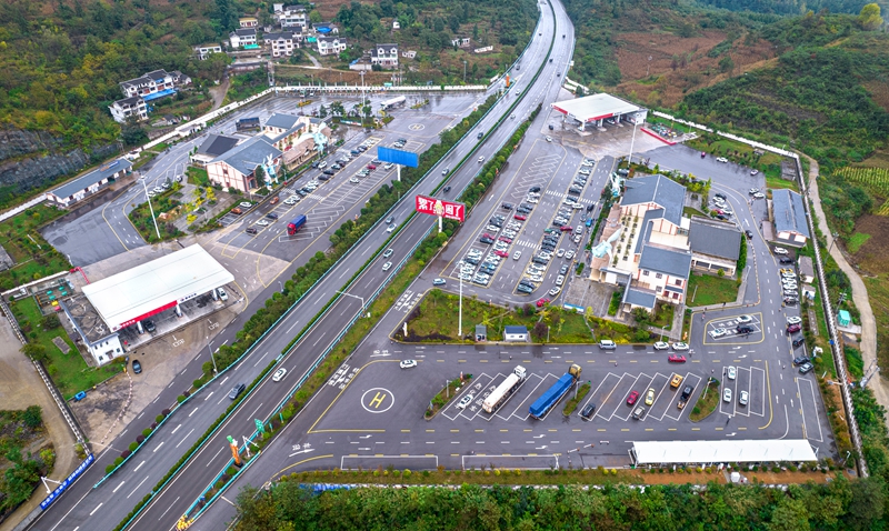 2025年10月7日，液冷超級充電樁建成投用的貴州S82筑大高速公路西溪服務區（無人機照片）。