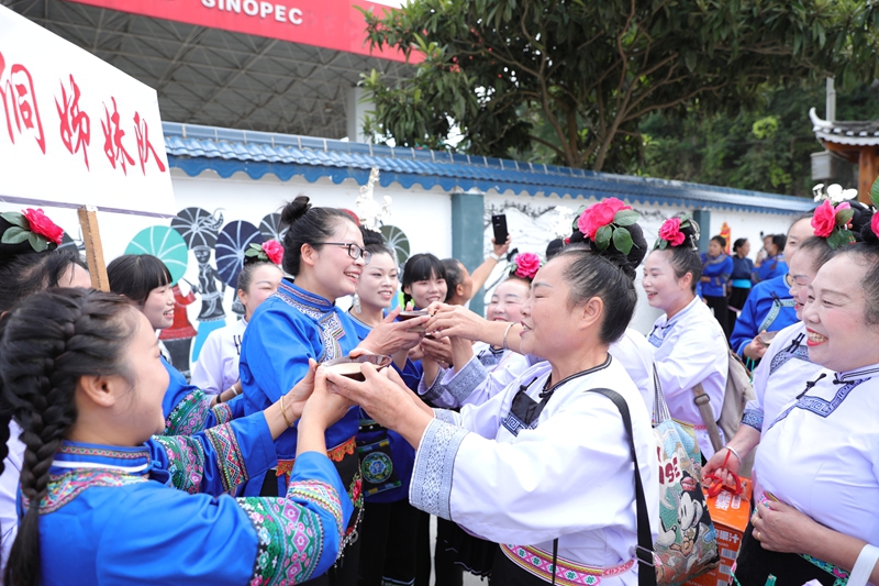 南明農民豐收節欄門迎賓活動現場。 吳麟欽 攝