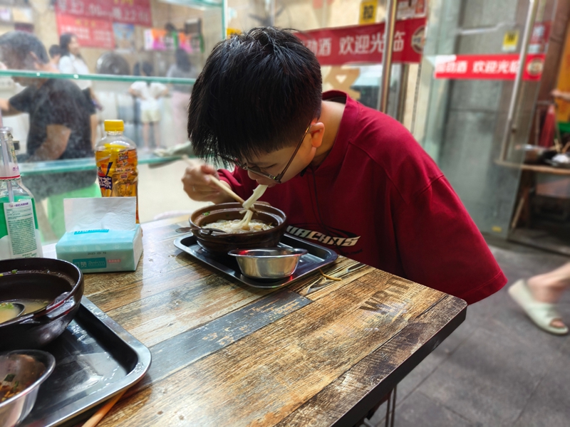 食客正在吃砂鍋粉 蔡昀 攝.jpg