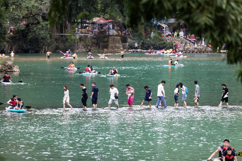 游客在親水區游玩(史傳鴻 攝).jpg