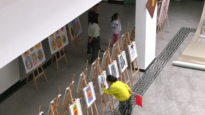 國慶假期安順市博物館人氣火爆 文化盛宴引游客紛至沓來。