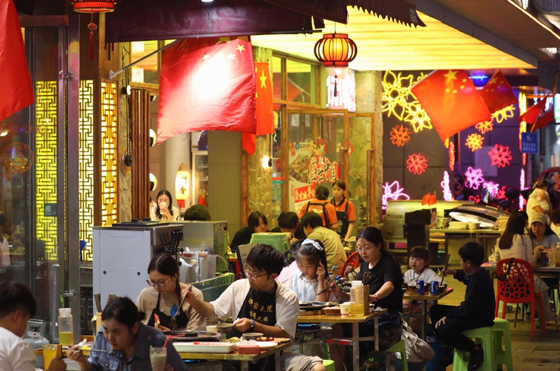 2 、 傍晚，各特色街區迎來客流高峰。觀山湖區融媒體中心供圖.jpg