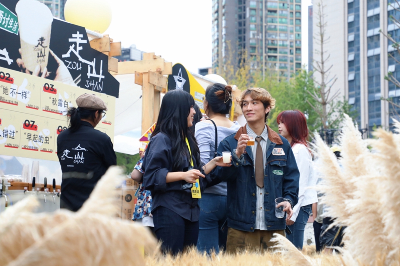 5、 游客在“貴陽精釀·世界味道——微醺聲場”活動中品嘗精釀。葉舒 攝.jpg