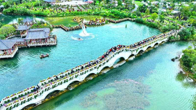 表演者在空中騰躍、翻轉，水花四濺。