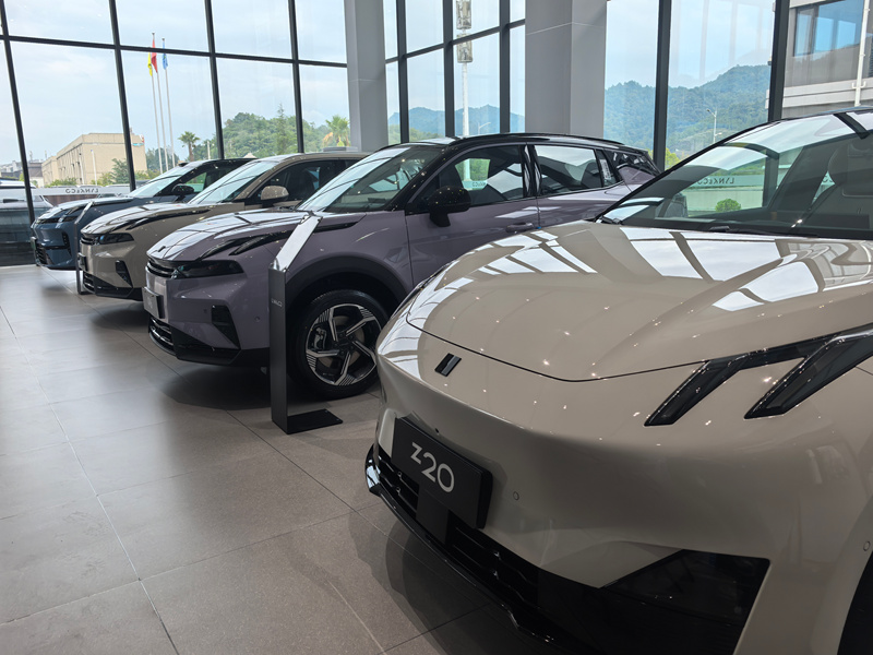 汽車展廳內的多款新能源車。