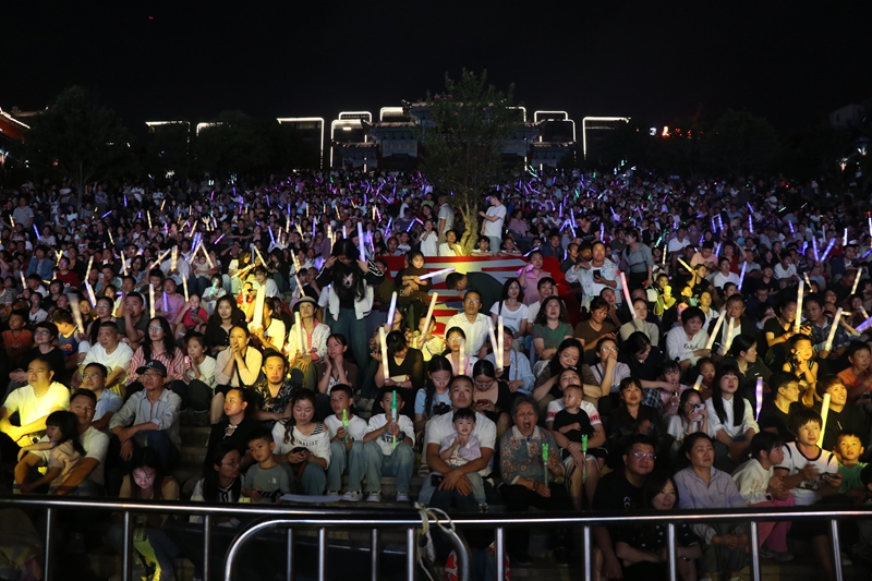 畢節響水灘音樂季現場熱鬧非凡。舞臺上燈光絢爛、聲浪陣陣，各具魅力的歌手與樂隊輪番登臺，游客們揮舞著熒光棒，跟隨節奏盡情舞動，盡享音樂盛宴。七星關區融媒體中心供圖1.JPG