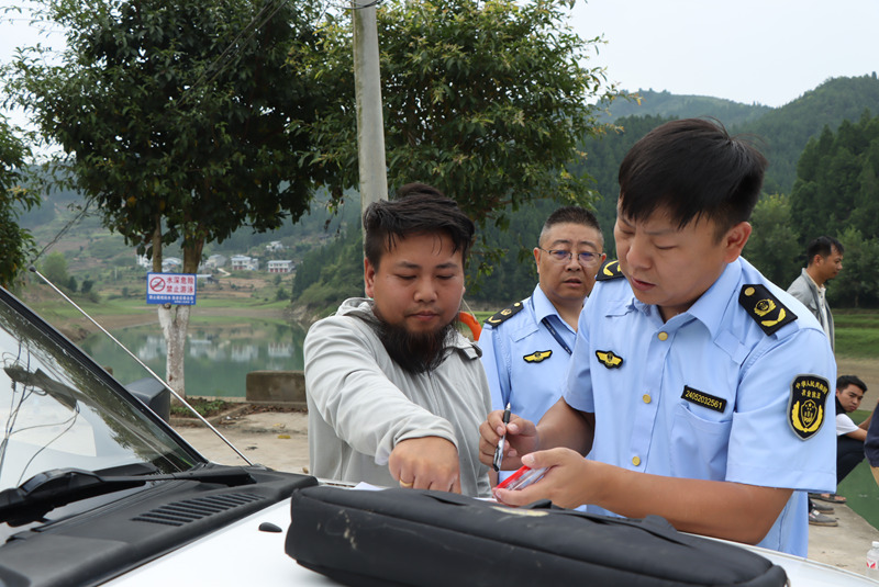 工作人員進行宣傳教育。桐梓縣融媒體中心供圖