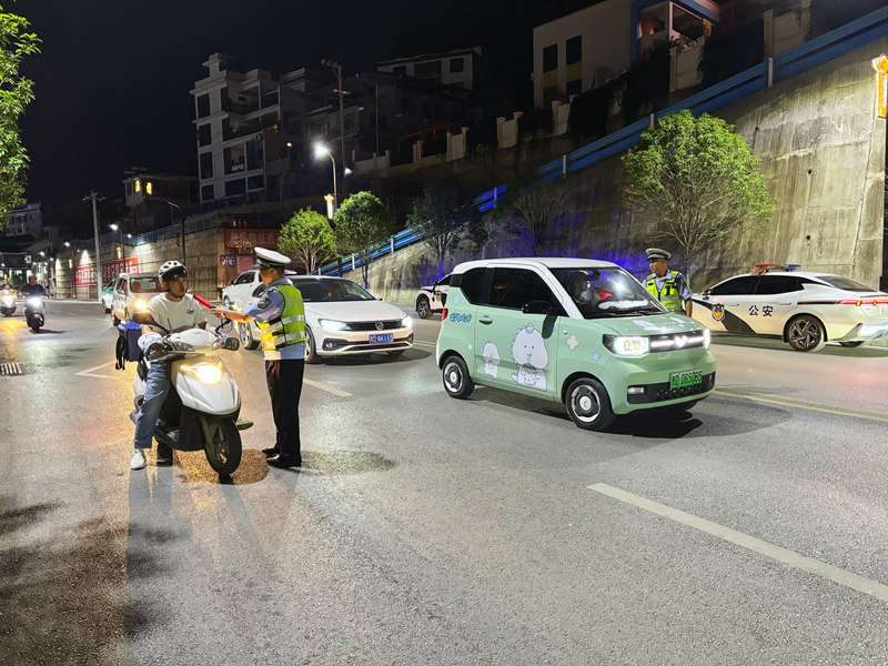 石阡縣公安局交警大隊持續開展路檢路查。