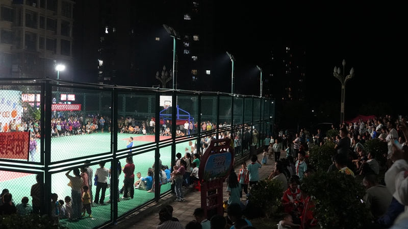 “幸福姑媽”籃球賽吸引眾多居民前來觀看。熊興富攝