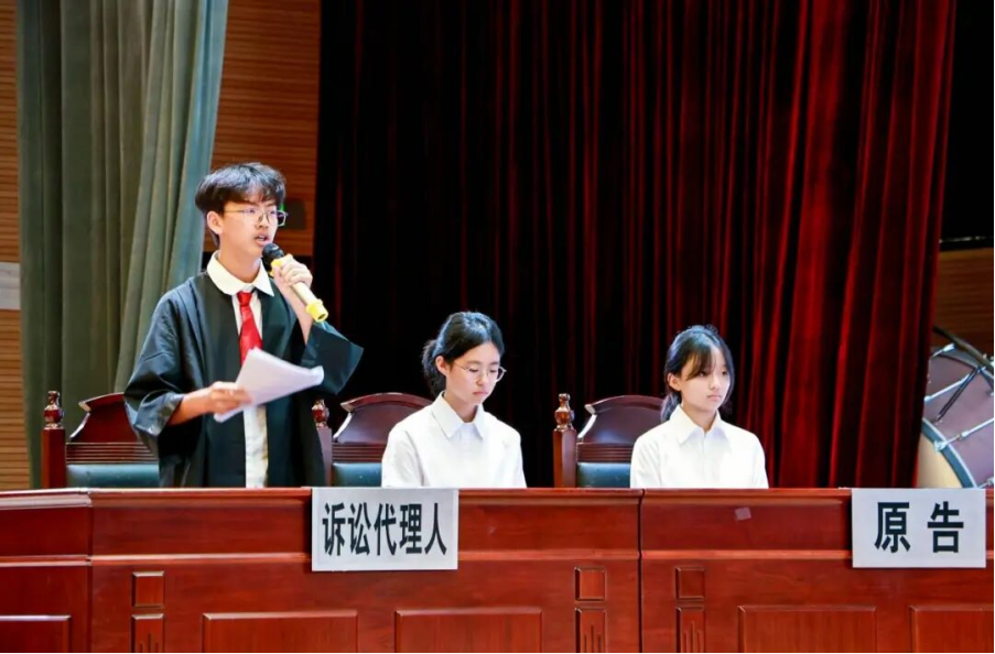 貴陽市某中學“青少年模擬法庭”活動現場。