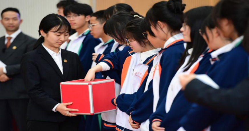 學生通過抽簽選定角色。