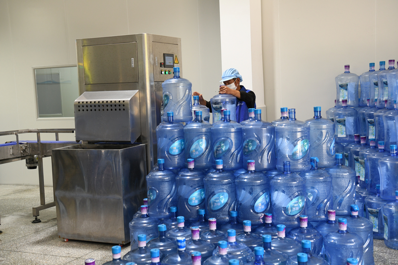 工人在生產車間忙碌。