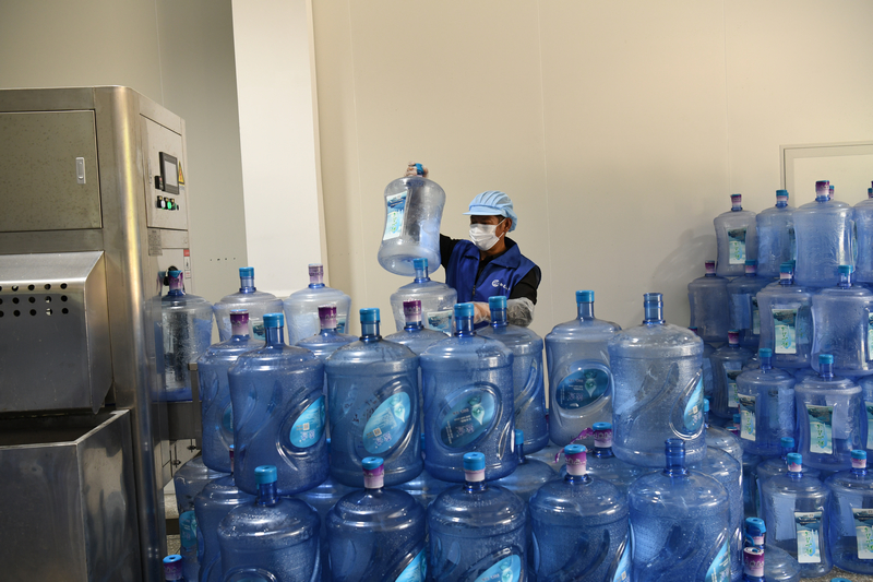 工人在生產車間忙碌，