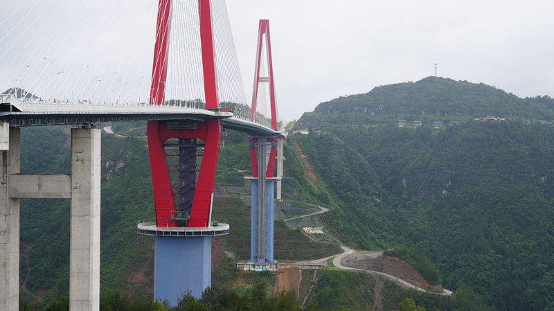 龍里河大橋下方的道路。