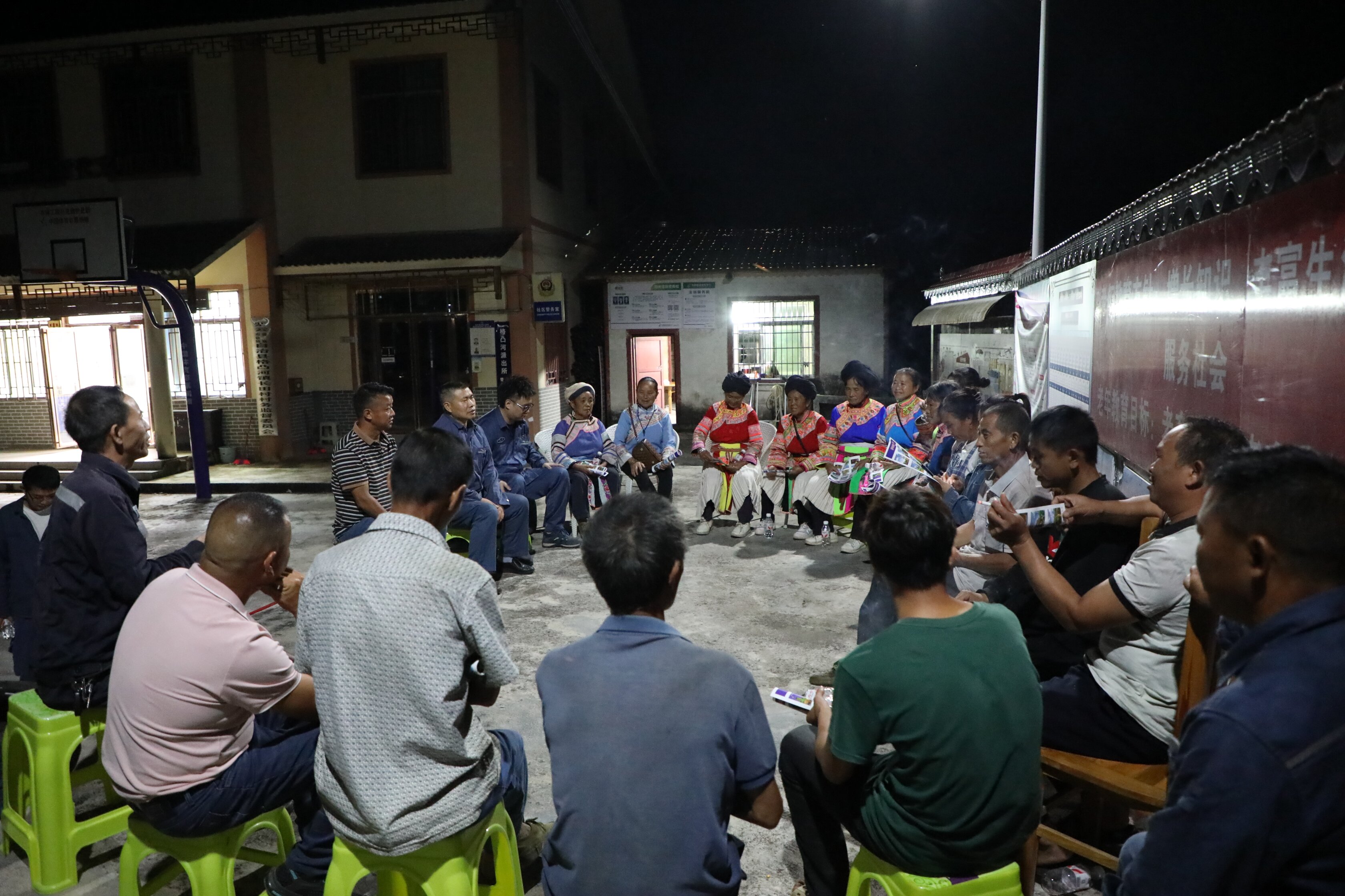 院壩會上，工作人員解答村民用電問題。