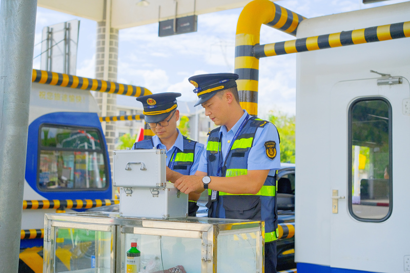 2025年10月8日，交通執法人員在S36玉盤高速施秉西收費站檢查便民設施。楊杰攝