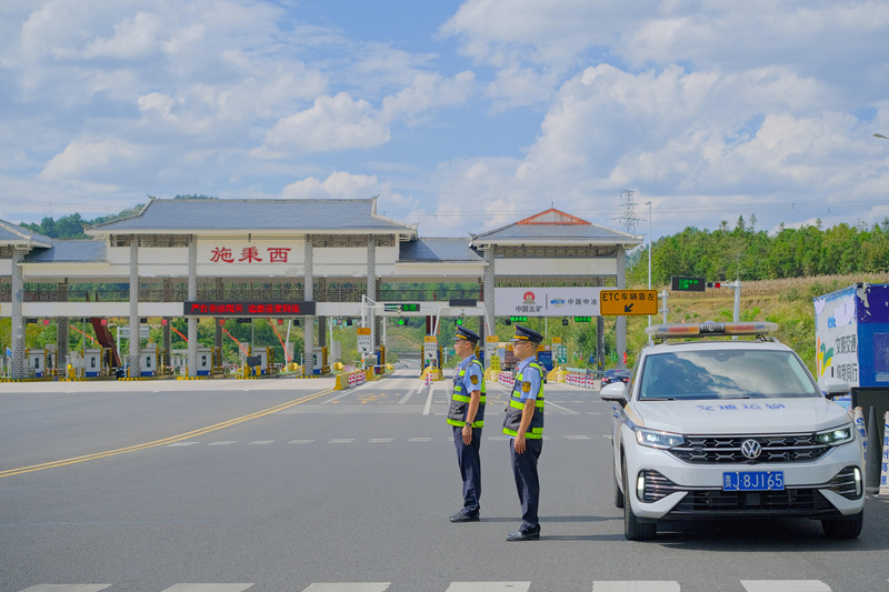 2025年10月8日，交通執法人員在S36玉盤高速施秉西收費站開展值班值守。楊杰攝