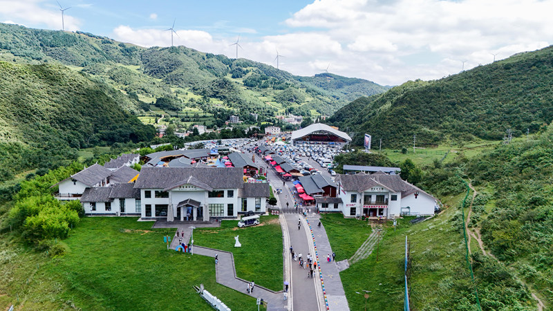赫章縣阿西里西韭菜坪景區停車場。盛燦攝