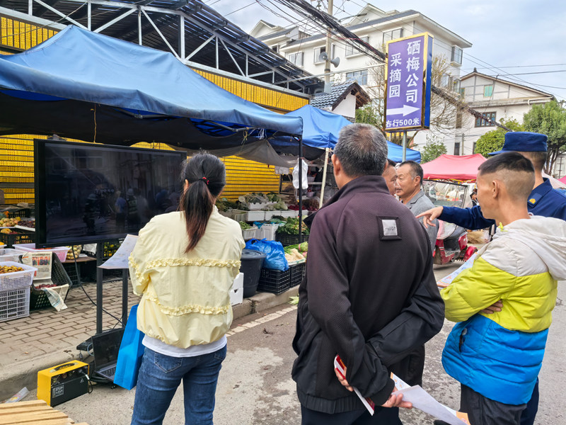 趕集群眾觀看火災警示教育片。
