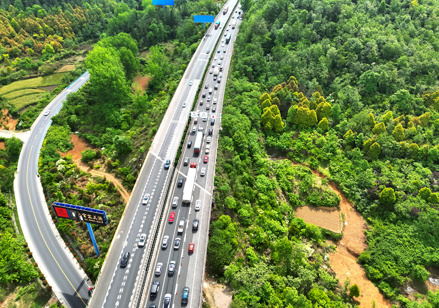 “雙節”期間，無人機巡飛畫面。貴州博?？朴嵖萍及l展有限公司供圖