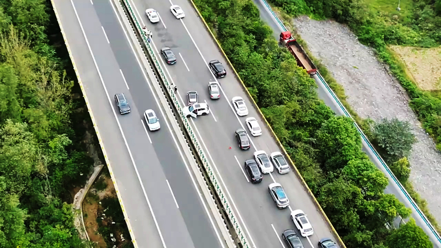 “雙節”期間，無人機巡飛畫面。貴州博?？朴嵖萍及l展有限公司供圖