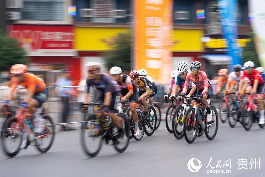 2025第九屆“多彩貴州”自行車聯賽（赤水站）比賽現場。人民網記者 涂敏攝