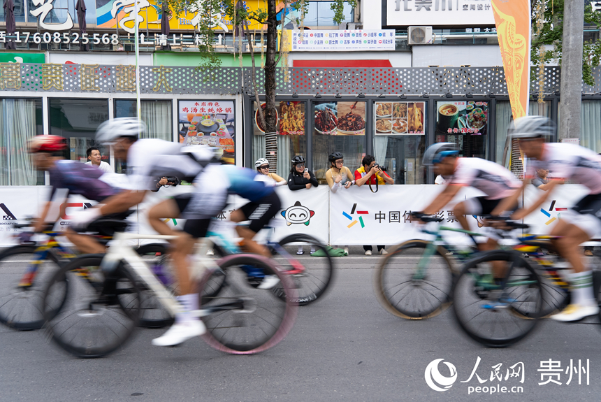 2025第九屆“多彩貴州”自行車聯賽（赤水站）比賽現場。人民網記者 涂敏攝