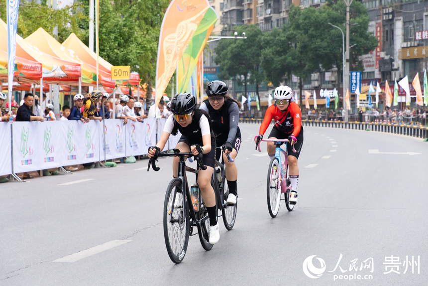 2025第九屆“多彩貴州”自行車聯賽（赤水站）比賽現場。人民網記者 涂敏攝