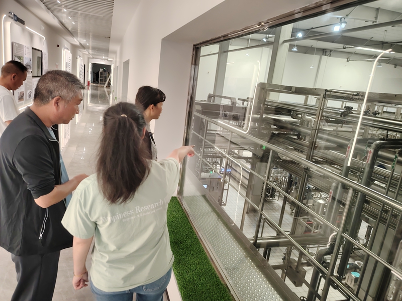 圖為：工作人員深入生產車間開展檢查工作1