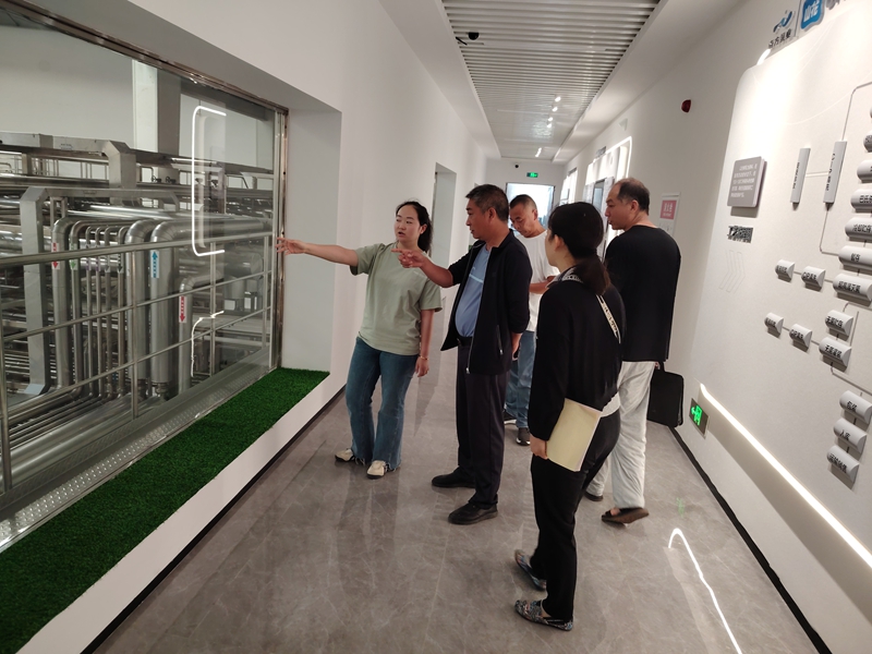 圖為：工作人員深入生產車間開展檢查工作3