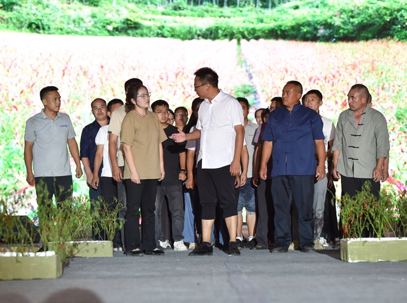 駐村干部李剛帶群眾去找水。謝慧芳攝