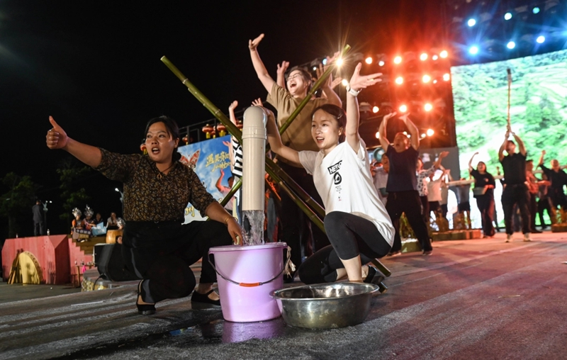 找到水源，清泉從水管涌出。謝慧芳攝