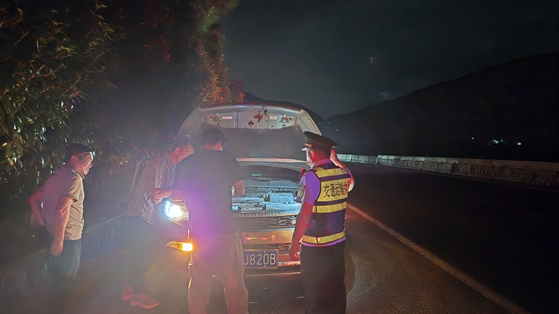 2 圖為貴州省交通運輸綜合行政執法七支隊十二大隊工作人員幫助司乘人員排除車輛故障問題。