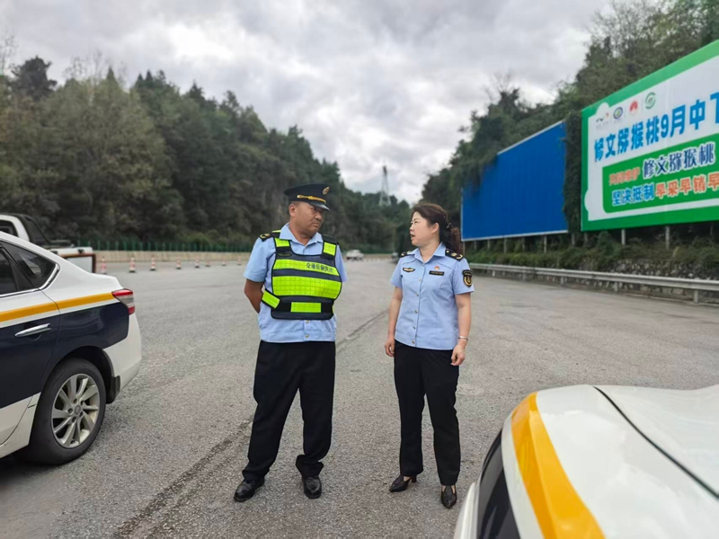 黨委書記李云查看節日期間值守情況。