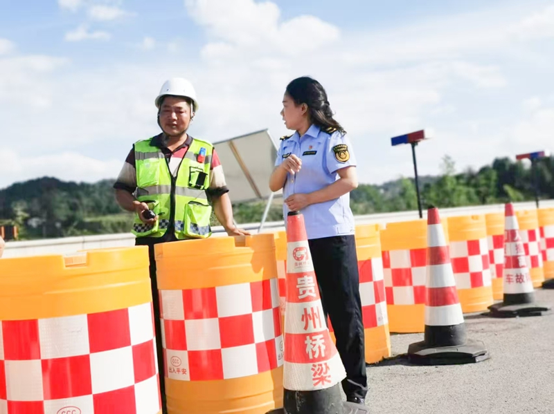 紀委書記牟林查看涉路施工點值守情況。