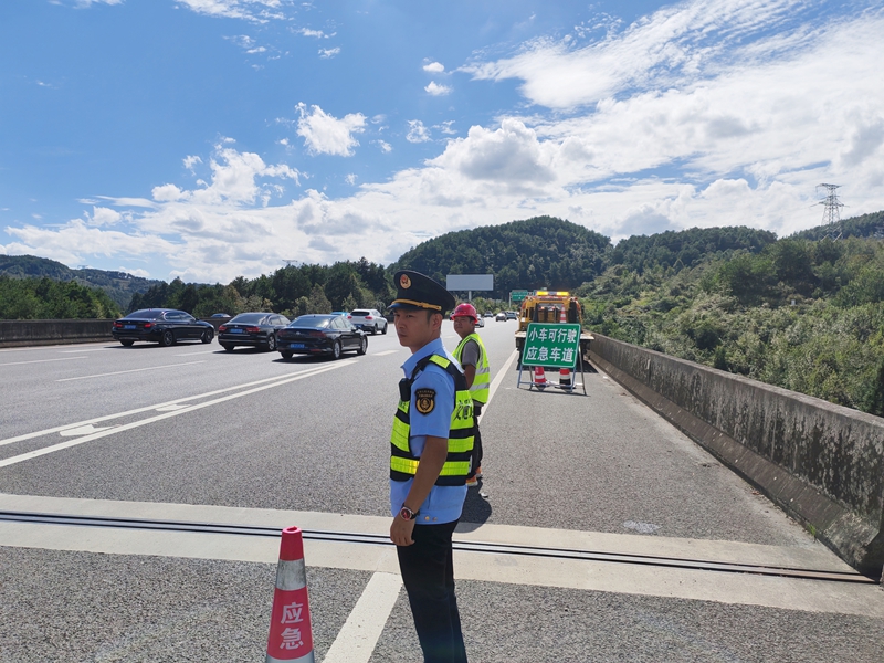 執法人員重點路段值守。