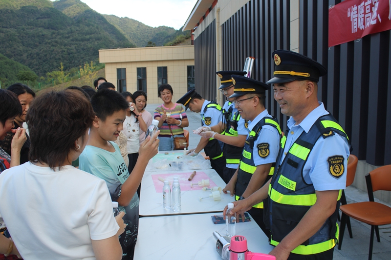 2025年10月6日 執法人員現場互動 為群眾答疑解惑 朱芳發 攝影