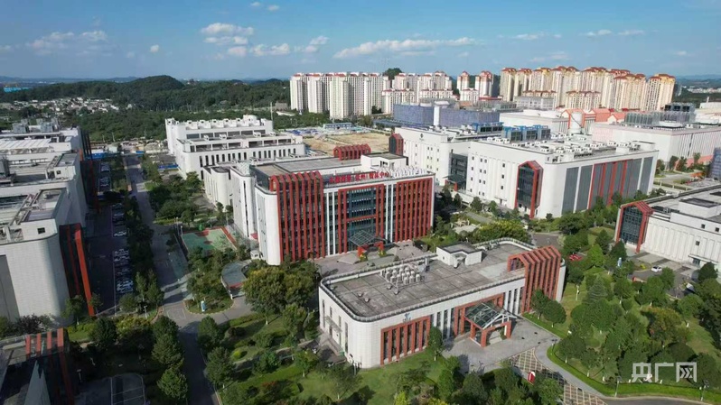 綠意蔥蘢的中國電信云計算貴州信息園(央廣網記者 任振國 攝)