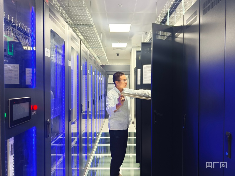 工作人員正在機房檢查設備(央廣網記者 欒小琳 攝)