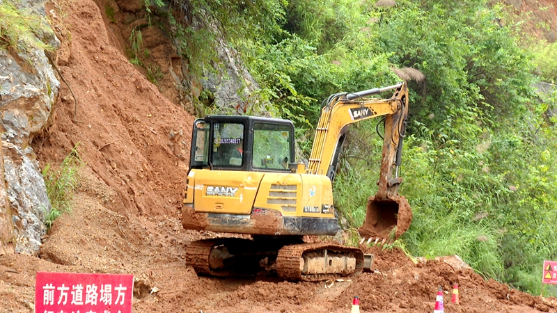 2 圖為“馬路衛士”每天要將大量工作時間花費在乘車巡查的路上。.jpg