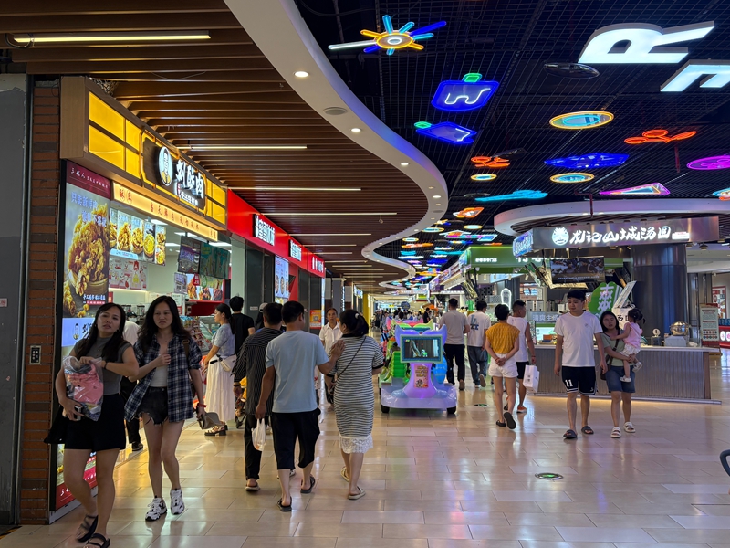 2、商場里人頭攢動。.jpg