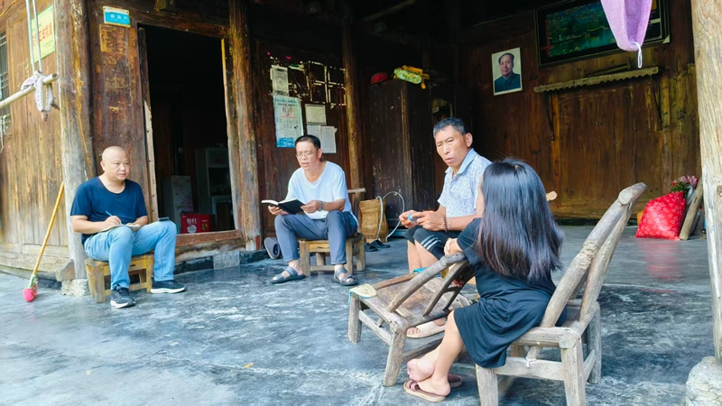 駐村干部、村干部入戶宣傳2026年度合醫繳費土政策。