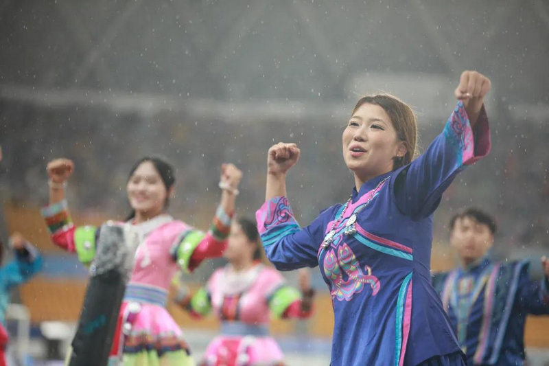 “城超”決賽現場的文藝節目。