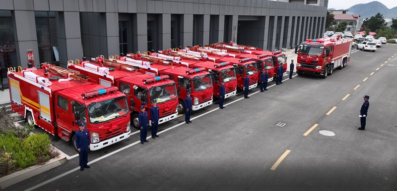 圖為：舉行2025開陽縣消防救援車輛采購項目車輛交車儀式