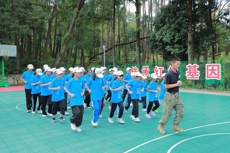 貴州各級少先隊組織廣泛開展“十·一三”建隊日系列主題活動。