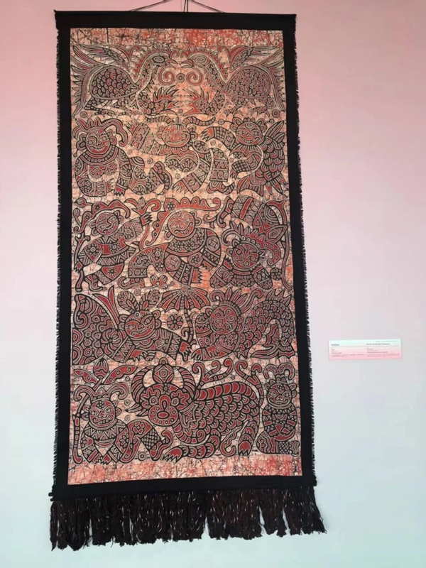 蠟染作品《火鳳出山》。