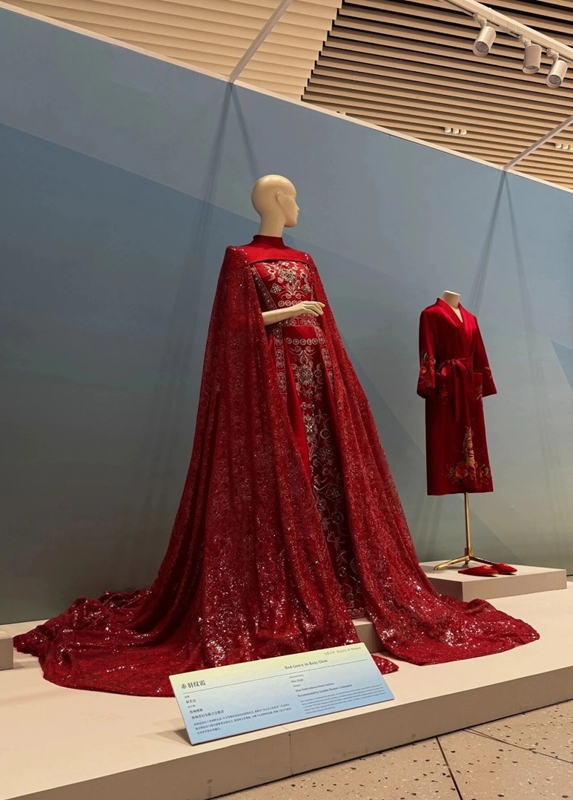 苗繡作品《赤羽紋霞》。