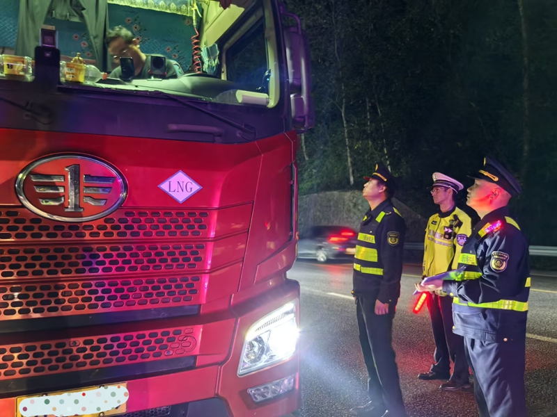 2 圖為夜間稽查.jpg