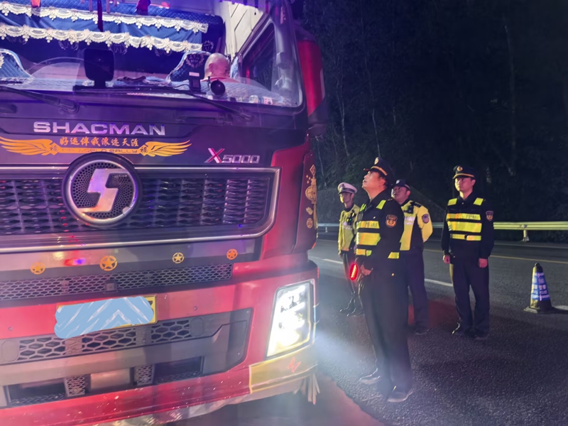 3 圖為夜間聯合執法 .jpg