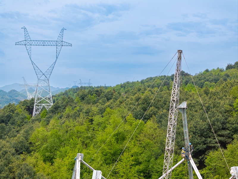 500千伏烏撒至奢香第二回線路工程施工現場，施工人員正在組立鐵塔。潘聰 攝.jpg